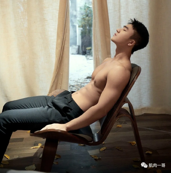 23歲小夥靠肌肉線條吸粉10萬，奶狗長相+狼狗身材，帥炸了