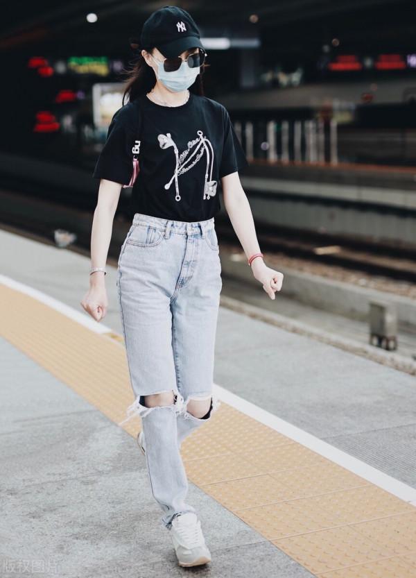 唐嫣穿黑色T恤搭配破洞牛仔褲，戴棒球帽簡單時髦