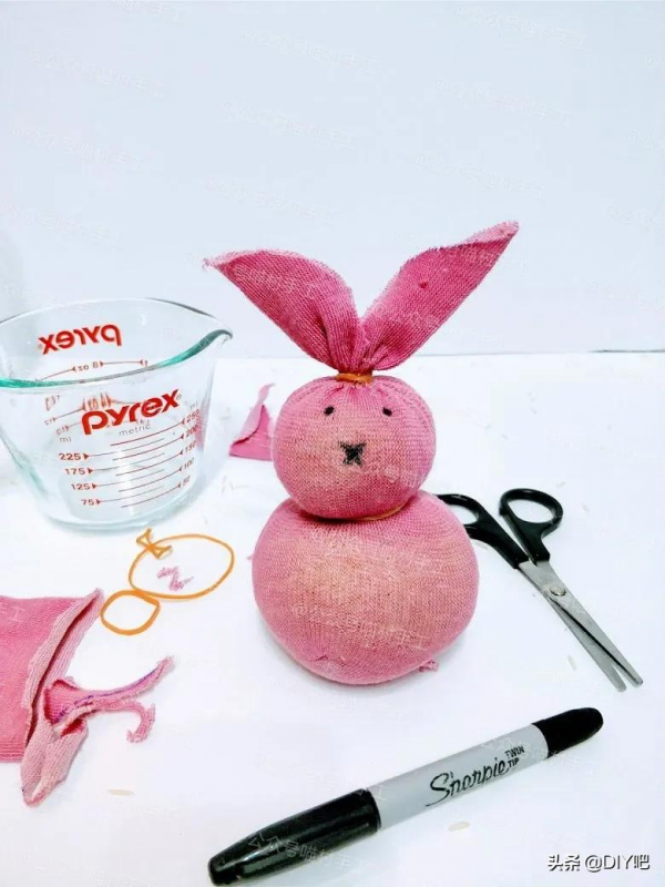 教程丨與孩子一起玩的手工,5分鐘做一隻呆萌兔 教程丨與孩子一起玩的手工,5分鐘做一隻呆萌兔
