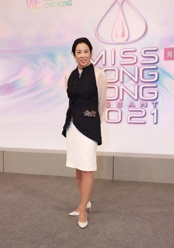 朱玲玲真不愧是“闊太”，一身黑+白搭配真高階，哪像大嬸的年紀