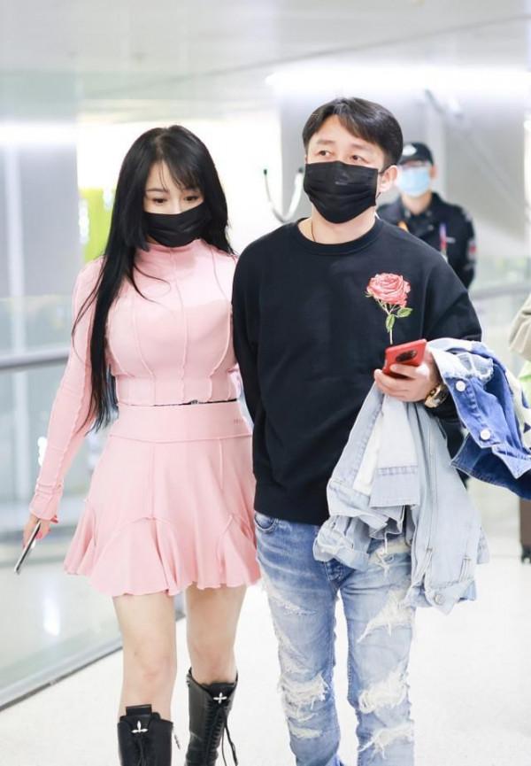 短裙真的很顯年輕，冉瑩穎穿上之後，都不像孩子媽了