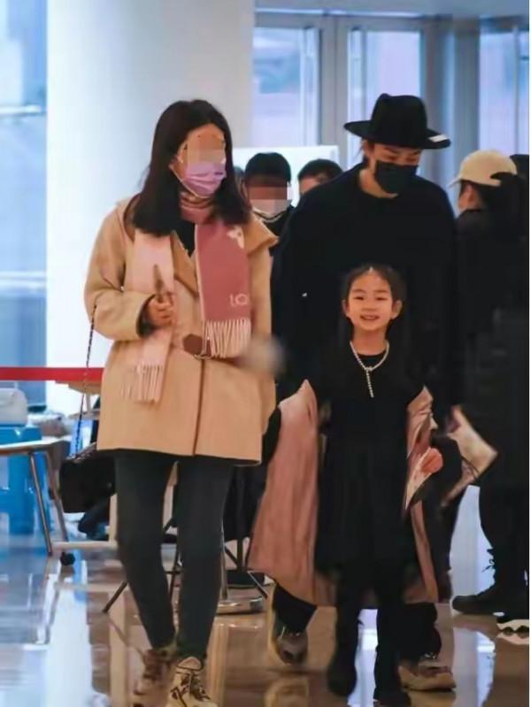 戚薇女兒太有明星範！穿公主裙彈鋼琴氣質出眾，顏值徹底大逆襲