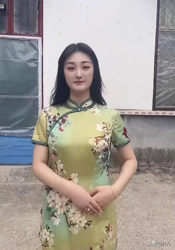 大衣哥兒媳曬旗袍照，被贊嬌豔動人，引發網友圍觀