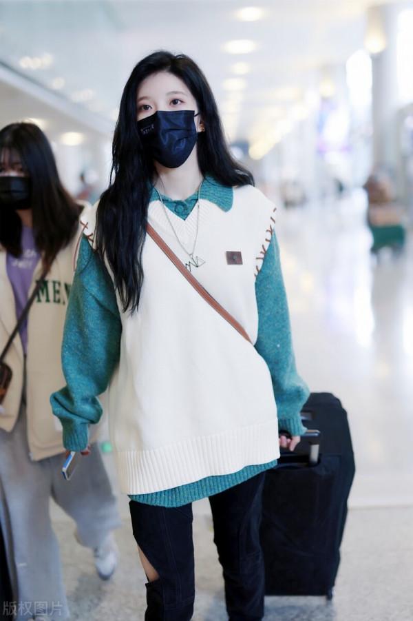 沈夢瑤雙層毛衣穿搭簡約甜美 捲髮披肩笑容迷人 沈夢瑤雙層毛衣穿搭簡約甜美 捲髮披肩笑容迷人