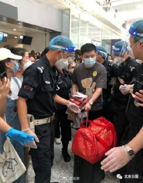 粉絲為樊振東送機引發混亂,央媒:讓榜樣還原普通人可追可及 粉絲為樊振東送機引發混亂,央媒:讓榜樣還原普通人可追可及