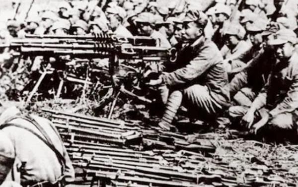 連長重傷指導員犧牲，危急時刻小兵：大家聽我指揮，後成軍區司令