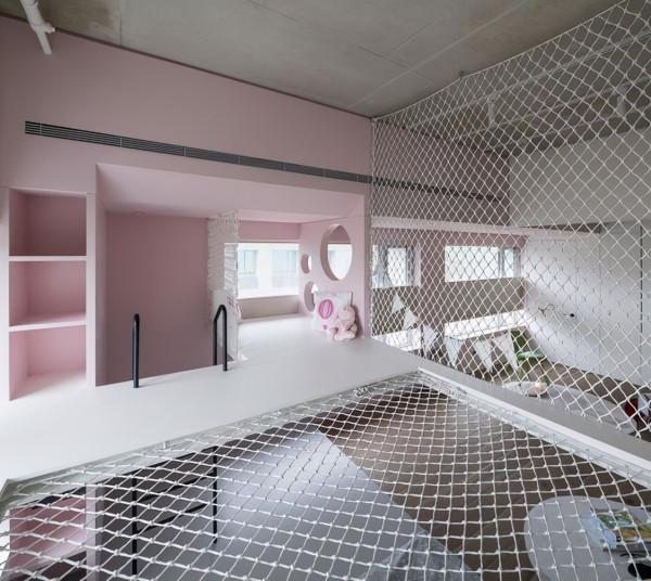 兒童房不用做上下鋪，打個地臺床可睡2個娃，頂部再掛個多功能區