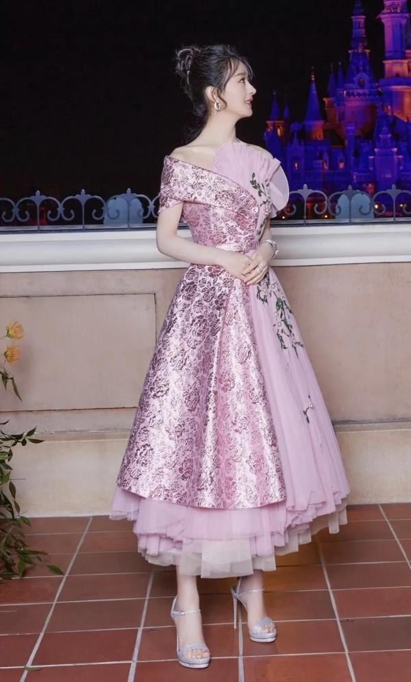 趙麗穎粉色公主裙穿上恨天高美麗動人