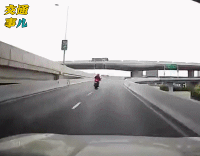 一組動圖警示你:切莫貪圖一時刺激,騎摩托一定管住自己的右手 一組動圖警示你:切莫貪圖一時刺激,騎摩托一定管住自己的右手