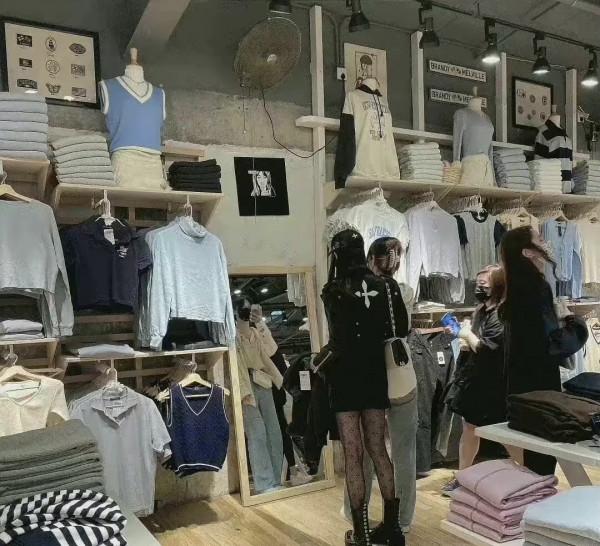 關曉彤逛街被偶遇，腿長吸睛，但黑襪穿搭太災難