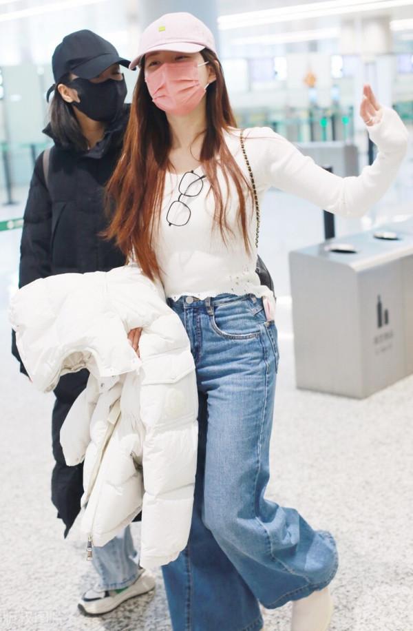 趙露思穿白色短款羽絨服搭配闊腿牛仔褲，甜美的可愛少女感