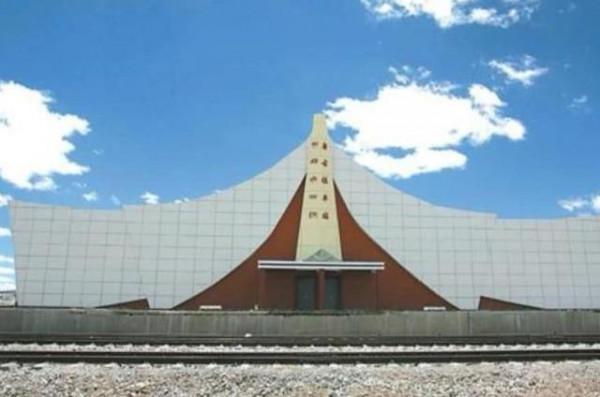 世界上海拔最高的鐵路車站，車站沒有人值守，列車到站也不停靠