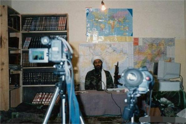 本拉登生前的最後一組照片曝光，身邊一直帶著一把槍