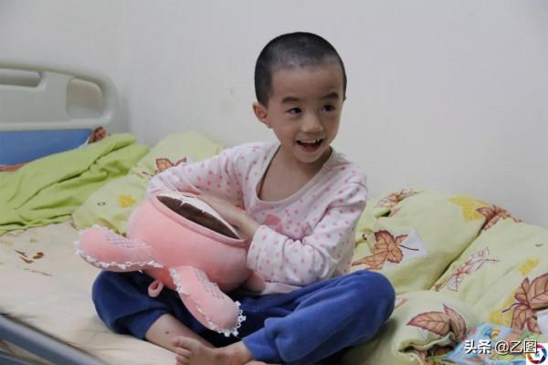 女子懷孕7個月摔跤導致早產，孩子出生僅1.35斤，數次手術求活命