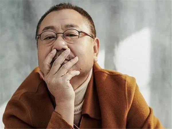 這才是德藝雙馨，58歲範偉跪在地上甩自己巴掌，拍一遍還不滿意
