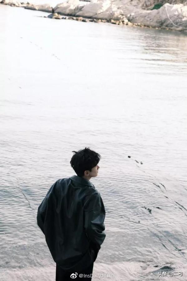 白敬亭 x MiniBAZAAR 十月刊海邊踏浪的純粹少年 ​​​​ 白敬亭 x MiniBAZAAR 十月刊海邊踏浪的純粹少年 ​​​​