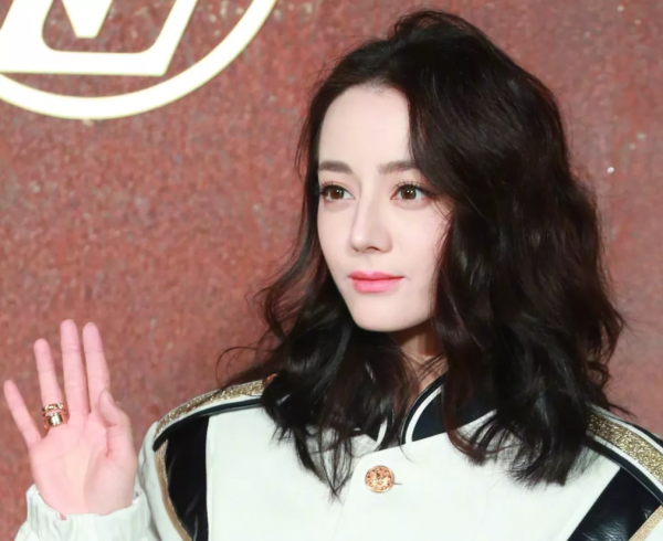 LV大秀紅毯來了!熱巴暴露髮際線,周冬雨瘦過頭,劉亦菲狀態絕佳 LV大秀紅毯來了!熱巴暴露髮際線,周冬雨瘦過頭,劉亦菲狀態絕佳