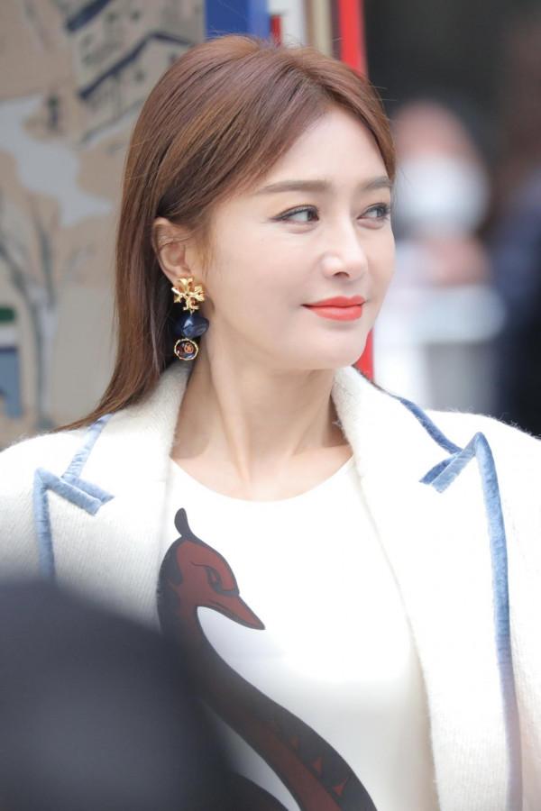 秦嵐現身成都出席站臺活動,一襲白色長裙知性優雅 秦嵐現身成都出席站臺活動,一襲白色長裙知性優雅