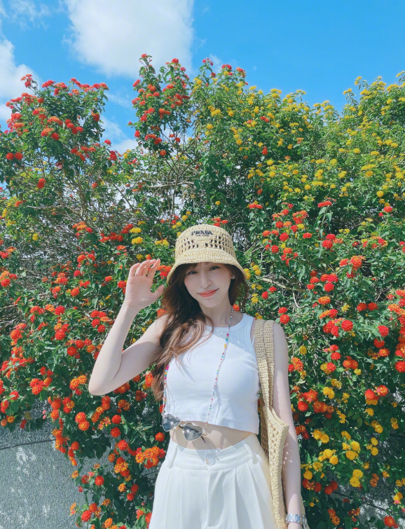 王心凌外出遊玩又“破費”了,一頂草帽要4千多,效果時髦又減齡 王心凌外出遊玩又“破費”了,一頂草帽要4千多,效果時髦又減齡