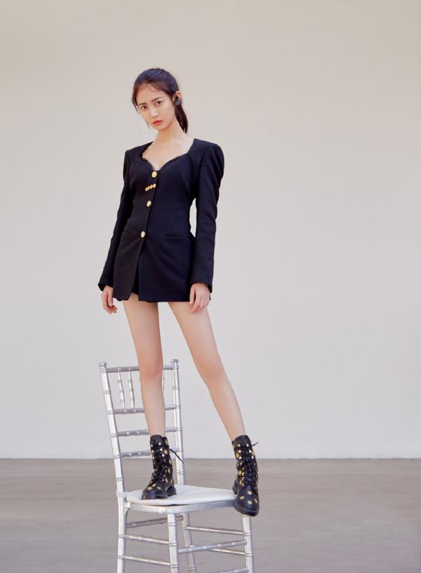 不愧是唐嫣“最寵”的藝人，穿西裝裙配刺繡短靴，筆直雙腿太搶鏡