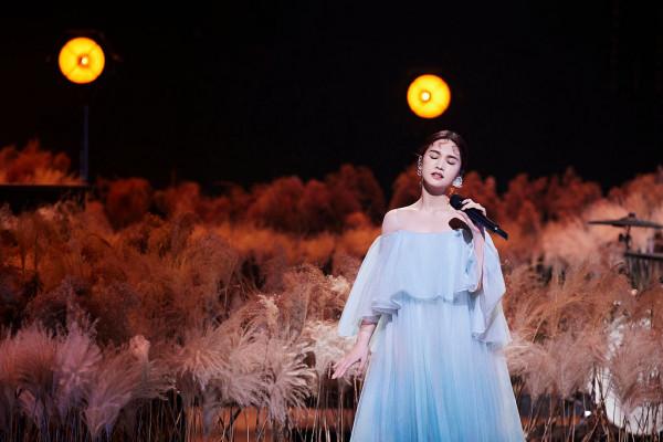 楊丞琳亮相《閃光的樂隊》獻唱《如願》漸變玫瑰裙夢幻氛圍感足 楊丞琳亮相《閃光的樂隊》獻唱《如願》漸變玫瑰裙夢幻氛圍感足