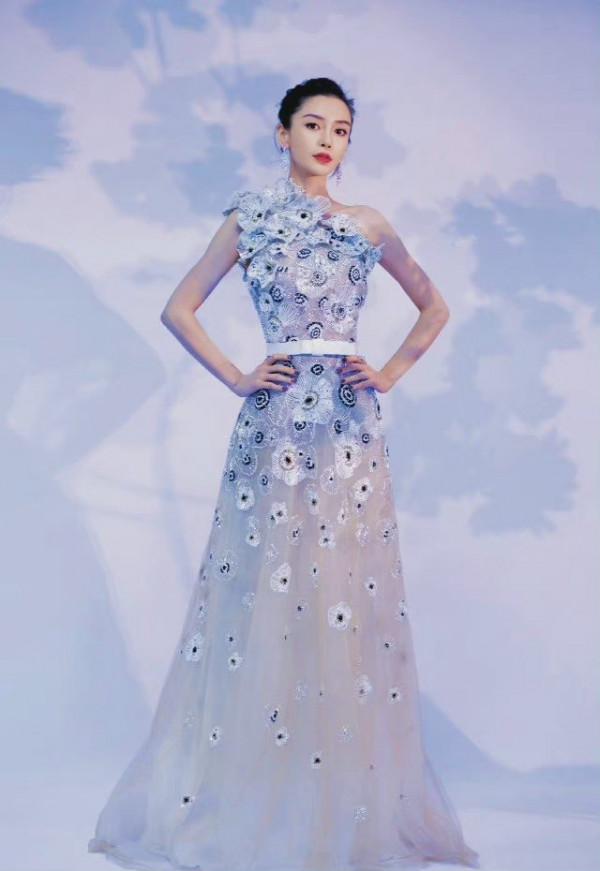 baby終於美回巔峰！穿雕花裙徹底大逆襲，行走顏霸終於坐不住了