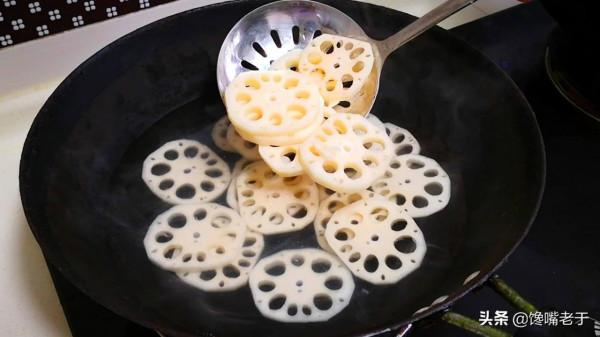 蓮藕一焯水就發黑？教你飯店的做法，蓮藕又白淨又脆爽，特別好吃