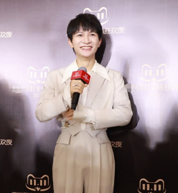 雙十一晚會:易烊千璽像猴、周冬雨性感失敗,金晨唐裝一舞太驚豔 雙十一晚會:易烊千璽像猴、周冬雨性感失敗,金晨唐裝一舞太驚豔