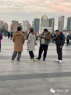 黃渤和女經紀人這個碰胳膊的動作，嚇壞大家了......