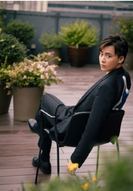 李易峰曬入冬五件套，保溫杯，烤紅薯，暖貼，真不愧是養生boy