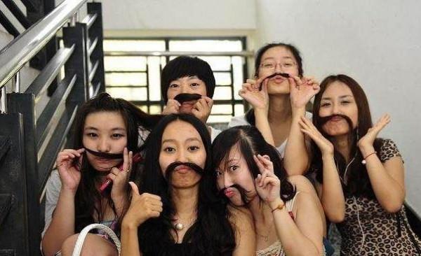 大學&OpenCurlyDoubleQuote;陰間宿舍&rdquo;火了，紅綠光閃爍過於陰森，學生吐槽直通地府