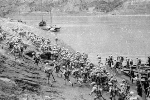 抗戰時期的大義滅親,面對兒子的漢奸行為,一位父親含淚舉起了槍 抗戰時期的大義滅親,面對兒子的漢奸行為,一位父親含淚舉起了槍