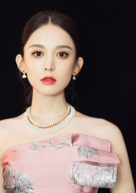 92年的古力娜扎，五官精緻立體，氣質冷豔動人