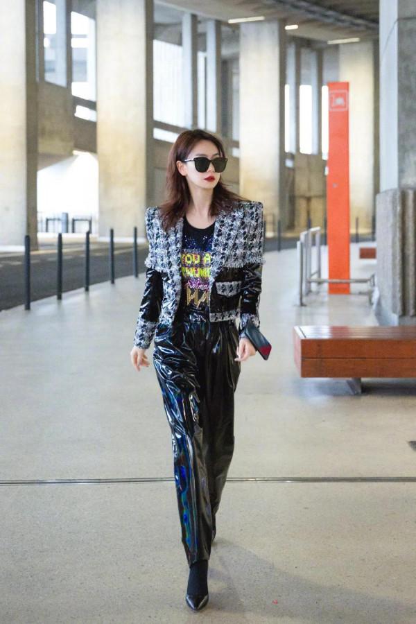 闊腿褲已經失寵了，今年流行的是“魷魚褲”，楊冪、戚薇都上頭