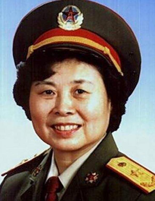 楊華榮：解放軍的女少將，丈夫是中將，父親是上將，弟弟也是少將