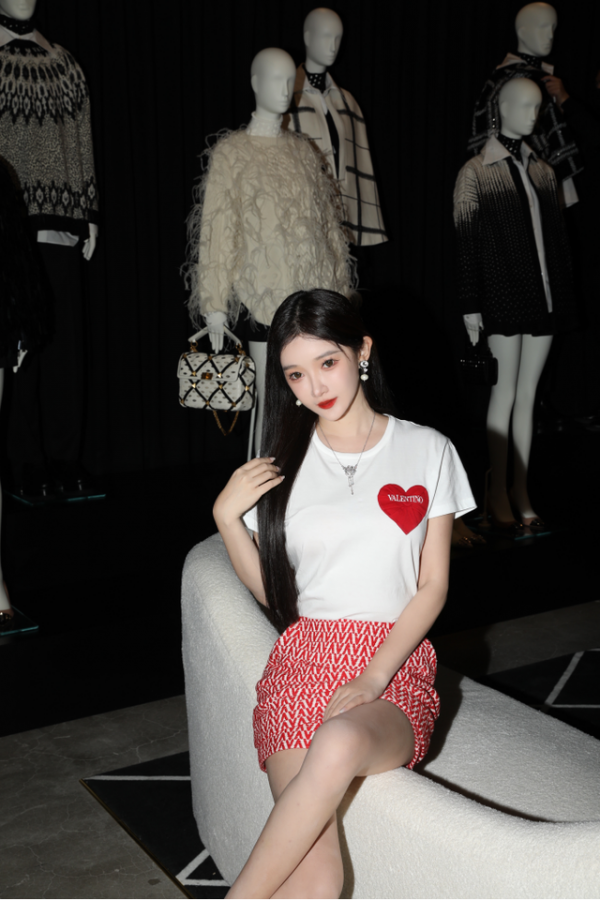 孫心婭與眾明星現身Valentino「再·詮釋」展覽 孫心婭與眾明星現身Valentino「再·詮釋」展覽