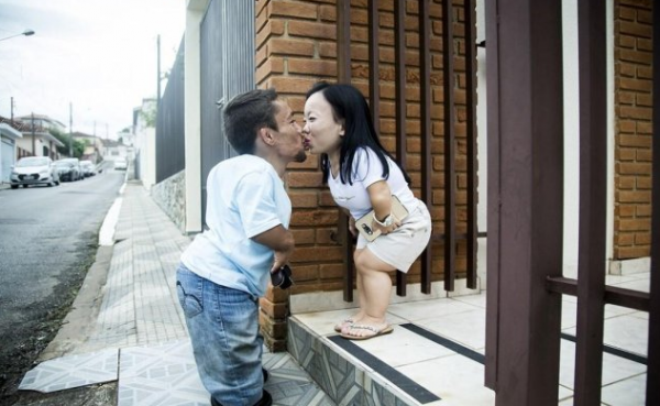 世界最矮夫妻，加起來不足2米，婚姻幸福卻略有遺憾：不敢要孩子