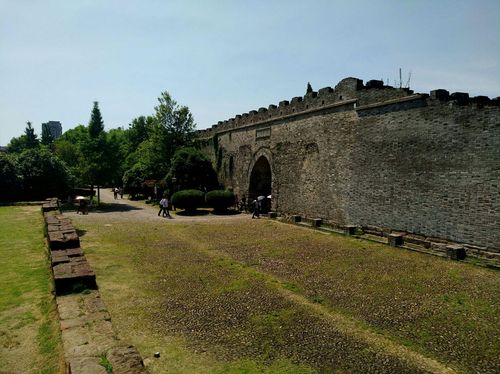 民間故事：取銀贖狗財露白，起貪念裝麻袋丟河裡狗咬麻袋上岸指認