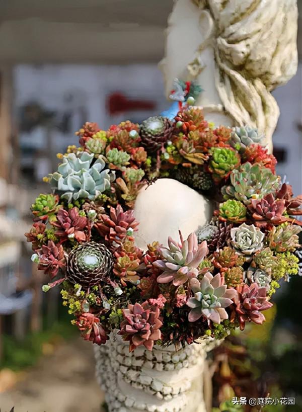 他賣掉城裡的房子，包了個山頭，打造集裝箱陽光房、小木屋、花園