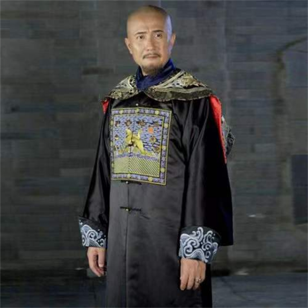 她57歲從軍，60歲入獄，女婿不僅當了國家總理，女兒也是正國級