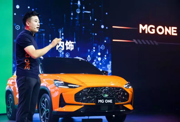 30英寸環抱式三聯屏，MG ONE拿出掏空年輕人的終極方案？