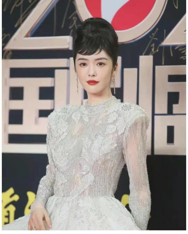 國劇最新紅毯,吳謹言大小臉,宋祖兒遲到,有人凍到表情僵硬 國劇最新紅毯,吳謹言大小臉,宋祖兒遲到,有人凍到表情僵硬