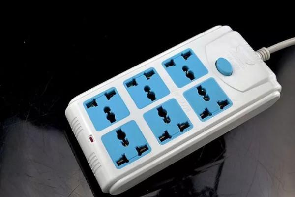 實用的“萬能插座”，為何被國家禁止使用？看看它的危害就明白了