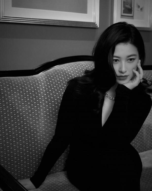 朱珠產後狀態好，修身黑裙配珠寶