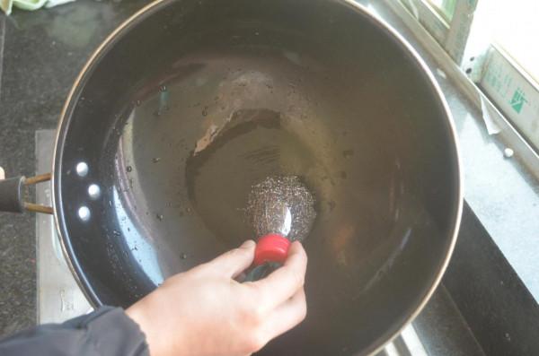 把鋼絲球塞進塑膠瓶裡，解決了每家每戶的大難題，省錢又實用