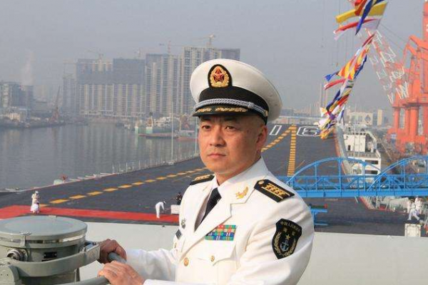 張崢:中國首位航母艦長,娶了中尉女連長,現在被授予什麼軍銜? 張崢:中國首位航母艦長,娶了中尉女連長,現在被授予什麼軍銜?