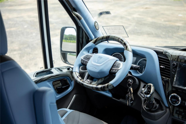 冰藍配色未來科幻感破屏而出！霍夫勒6座商務車：超豪華高檔配置