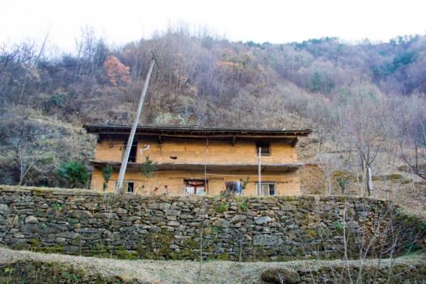 這棟秦嶺老房子牆體顏色很少見，原以為是光線原因，後來發現錯了