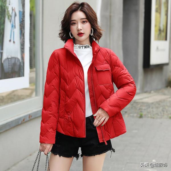 看看這幾款短款立領白鴨絨羽絨服，搭配短褲+長筒靴，高階又時髦