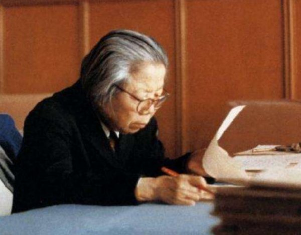 周總理宣佈新中國部長名單，沒有鄧穎超的名字，張治中：你不公平